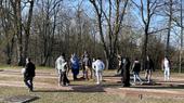 Junge Erwachsene beim Besuch der Gedenkstätte Buchenwald