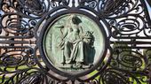 Ein Metalltor mit einer Figur der Justizia in der Mitte