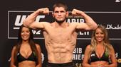 MMA-Sportler Khabib Nurmagomedov zeigt seine Muskeln