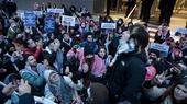 حاصر نشطاء مؤيدون لفلسطين مبنى أكسل شبرينغر في برلين، 14 فبراير/شباط 2024، متهمين وسائل الإعلام الألمانية بالتحيز لإسرائيل في تغطيتها لأحداث غزة. (Photo: Picture Alliance / ZUMAPRESS.com | Michael Kuenne)