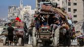 فلسطينيون نازحون ينقلون متعلقاتهم على متن جرار أثناء فرارهم من الهجوم الإسرائيلي على مدينة غزة. (Photo: Picture Alliance / SIPA | Omar Ashtawy)