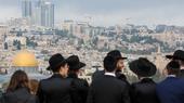 Jüdische Siedler beten auf den Dächern von Gebäuden in der Altstadt von Jerusalem mit Blick auf die Stadt. (Foto: picture alliance / Anadolu | G. Samad)