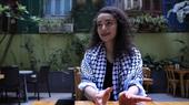 Plestia Alaqad im Interview sitzend in einem Café in Beirut