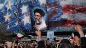 Ein Mann hält ein Porträt des getöteten iranischen Obersten Führers Ayatollah Ali Khamenei während einer Kundgebung in Teheran.