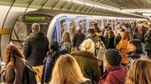 Munich, December 2025: Passengers wait on the platform at Odeonsplatz station as a U5 train bound for Neuperlach Süd arrives. (Photo: picture alliance / Wolfgang Maria Weber)