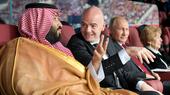Saudi-Arabiens Kronprinz Mohammed bin Salman Al Saud, FIFA-Präsident Gianni Infantino und Russlands Präsident Wladimir Putin (von links nach rechts) bei der Eröffnungsfeier der FIFA-Weltmeisterschaft 2018 im Luschniki-Stadion, Moskau, Russland, am 14. Juni 2018.