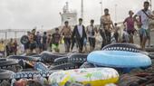 Swimming gear lies scattered on the beach, while people in wet clothes can be seen in the background after emerging from the water.. (Photo: picture alliance / Anadolu | Marcos Moreno)