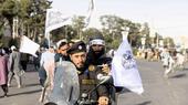 Sicherheitskräfte der Taliban fahren am 15. August 2026 in Herat, Afghanistan, anlässlich der Feierlichkeiten zum fünften Jahrestag der Machtübernahme durch die Taliban auf einem Motorrad. Der landesweite Feiertag erinnert an den Zusammenbruch der vorherigen Regierung und den Abzug der internationalen Streitkräfte im Jahr 2021.