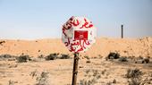 (Photo: picture alliance / Sipa USA | SOPA Images) لافتة في بداية حقل ألغام مكتوب عليه باللغة العربية.