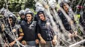 Military police behind barbed wire in Cairo (photo: Getty Images)