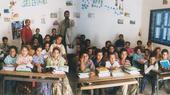 Kinder einer Landschule bei Essaouira erhalten Bücher der Bücherkarawane; Foto: Regina Keil-Sagawe
