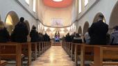 Erstmals besucht ein Papst den Irak. Doch Krieg und Terror haben die meisten Christen des Landes längst vertrieben. So verfolgen auch irakische Katholiken in Deutschland die Reise. Zwischen Hoffen und Bangen: