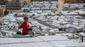 Syrische Jungen spielen auf dem Dach einer Unterkunft im Flüchtlingslager Barra nordöstlich der libanesischen Hauptstadt Beirut; Foto: Marwan Naamani/dpa/picture alliance