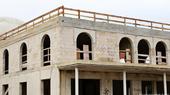 Mit Hakenkreuzen und fremdenfeindlichen Sprüchen haben Unbekannte einen Moschee-Neubau in Dormagen beschmiert.