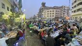 Maidat El-Rahman, „Gnadentafeln“, heißen die von den Reichen gespendeten großen Tafeln zur Armenspeisung im Ramadan, die in ganz Kairo organisiert werden. Für viele Arme sind sie die einzige Chance auf ein Festmahl beim Iftar, dem abendlichen Fastenbrechen.