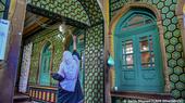 Eine Muslima in einem Sufi-Schrein: Die Rolle weiblicher Gelehrter bei der Weitergabe von traditionellem Wissen im Islam wurde lange unterschätzt.