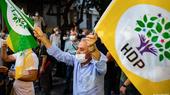 "Die HDP scheint die beste Option im Rahmen des herrschenden Systems zu sein, um die Interessen von Kurden und anderen Minderheiten zu vertreten, auch weil viele liberale und linke Kräfte aus der Westtürkei die HDP mitgestalten," sagt der Politikwissenschaftler Ismail Küpeli.. 