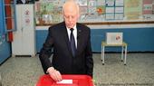 Abkehr von der parlamentarischen Demokratie: Relativ unbemerkt von der Weltöffentlichkeit hat der tunesische Präsident Kais Saied in nur zehn Monaten alle Macht an sich gerissen und die seit dem Umbruch 2011 etablierten Institutionen der jungen arabischen Demokratie weitgehend ausgehöhlt.