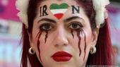 سبدة إيرانية تظهر تضامنها مع الاحتجاجات الشعبية في إيران ضد نظام الملالي