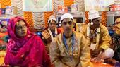 عروس هندوسية وعريس مسلم خلال حفل زفاف جماعي في منطقة كلكتا.