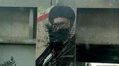 تم طلاء ملصق للمرشد علي خامنئي بطلاء أسود خلال احتجاجات في مدينة قم - إيران.