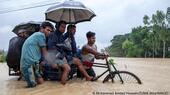 Chittagong in Bangladesch ist eine der zehn am schnellsten sinkenden Küstenstädte der Welt. Viele Menschen sind in diese Stadt gezogen, weil sie vor Klimakatastrophen in anderen Gegenden des Landes geflohen sind. Da Chittagong mehrere Stunden am Tag unter Wasser steht, ist es wahrscheinlich, dass sie bald wieder wegmüssen.