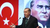 الرئيس رجب طيب إردوغان يتحدث أمام صورة لكمال أتاتورك.