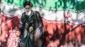 كتابات على جدران وصورة مؤسس الجمهورية الإسلامية الإيرانية آية الله الخميني.