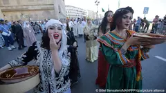 مظاهرة بمناسبة الذكرى الـ 61 لاستقلال الجزائر عام 2023. صورة من: imagealliance/dpa/MAXPPP|BillelBensalem Kundgebung am 61. Jahrestag der Unabhängigkeit Algeriens 2023