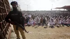 Opferfest unter Polizeitschutz inKarachi, Pakistan