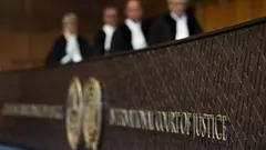 Richter betreten den Saal des Internationalen Gerichtshofs