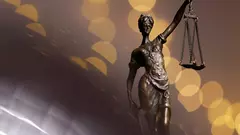 Eine Bronzestatue der Justitia