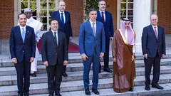 Der spanische Premierminister Pedro Sanchez (im Zentrum) mit einer Gruppe von Ministern aus arabischen Ländern vor dem spanischen Regierungsgebäude