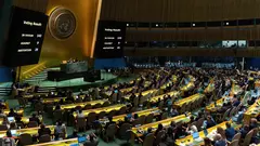 Blick auf die UN-Generalversammlung und einen Bildschirm mit den Ergebnissen der Abstimmung