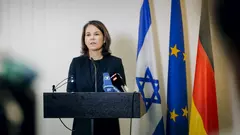 Bundesaussenministerin, aufgenommen bei einem Pressestaatement vor dem Hintergrund der israelischen, europäischen und deutschen Flaggen