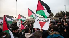 مواطنون أتراك يرفعون الأعلام الفلسطينية في اسطنبول بتركيا.