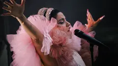 Emel Mathlouthi performing in a pink dress