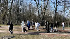 Junge Erwachsene beim Besuch der Gedenkstätte Buchenwald