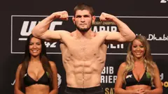 MMA-Sportler Khabib Nurmagomedov zeigt seine Muskeln