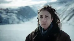 Nahaufnahme einer Frau im verschneiten Gebirge
