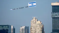 Kleines Flugzeug, das die Botschaft „Danke, Präsident Trump“ den Hudson River über Jersey City hinauffliegt.