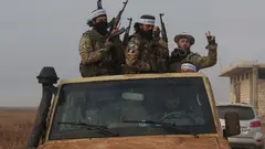 مقاتلون من المعارضة السورية في شاحنة في الطلحية، محافظة إدلب، سوريا، 29 نوفمبر/تشرين الثاني 2024. (Photo: Picture Alliance/ AP Photo/Ghaith Alsayed)