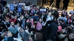 حاصر نشطاء مؤيدون لفلسطين مبنى أكسل شبرينغر في برلين، 14 فبراير/شباط 2024، متهمين وسائل الإعلام الألمانية بالتحيز لإسرائيل في تغطيتها لأحداث غزة. (Photo: Picture Alliance / ZUMAPRESS.com | Michael Kuenne)