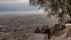 Frauen sitzen auf dem Gipfel des Berges Qasyun und trinken Tee im Schatten eines Baumes.
