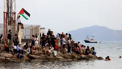 Demonstrators gather in Sidi Bou Said, Tunisia, to welcome the boats joining the Sumud Flotilla from Spain, 7 September 2025. (Photo: Picture Alliance / Anadolu | M. Mdalla)