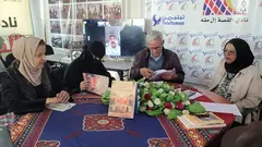 ثلاث نساء ورجل في فعالية قراءة.