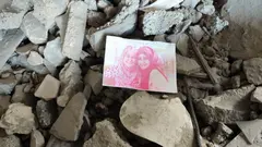 صورة لامرأتين بين الركام.