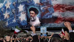Ein Mann hält ein Porträt des getöteten iranischen Obersten Führers Ayatollah Ali Khamenei während einer Kundgebung in Teheran.