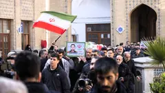 Iranische Gläubige tragen am 21. März 2026 während einer Beerdigung nach einer gemeinsamen Gebetszeremonie zum Eid al-Fitr an einem heiligen Schrein im Stadtteil Shahr-e Rey im Süden Teherans, Iran, einen Sarg mit den sterblichen Überresten des Generals Sadegh Zakeri-Kia vom Korps der Islamischen Revolutionsgarden (IRGC). 