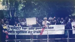 Demonstrierende halten ein Transparent mit der Aufschrift "Freiheit für alle politischen Gefangenen im Iran".